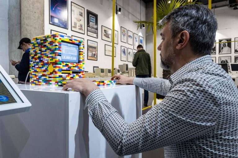 متحف أبل.. تاريخ "التفاحة" البدائي منذ عهد "الكمبيوتر الخشبي" أحد معروضات متحف أبل