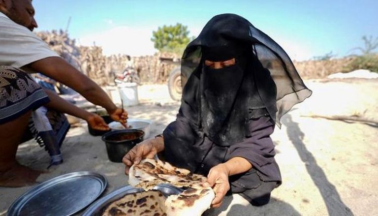 مهنة صنع وبيع الخبر التقليدي ما زالت رائجة باليمن