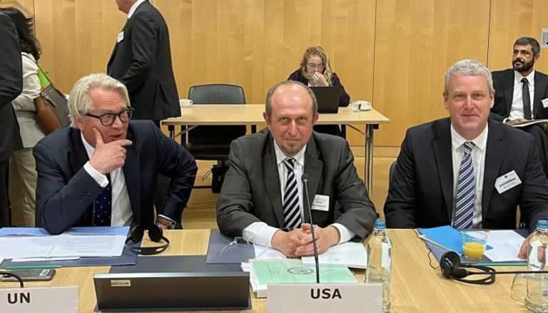 هادي عمرو نائب مساعد وزير الخارجية الأمريكي(وسط)