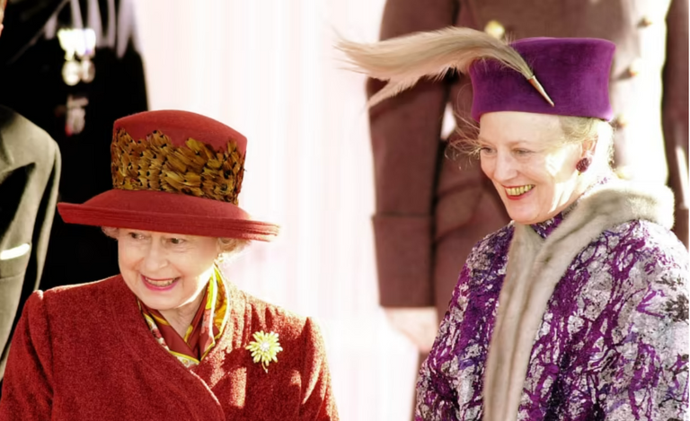 لقاء الملكتين عام 2000 ملكة الدنمارك مارجريت الثانية- رويترز