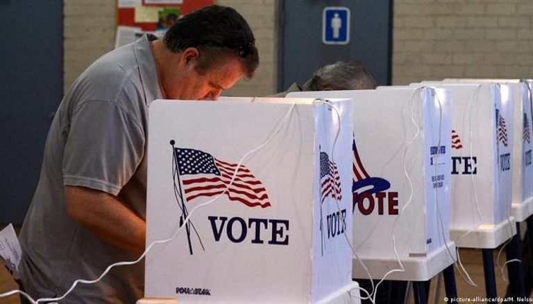 مواطن يدلي بصوته في الانتخابات الأمريكية