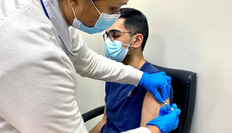 التطعيم ضد كورونا في الإمارات - أرشيفية