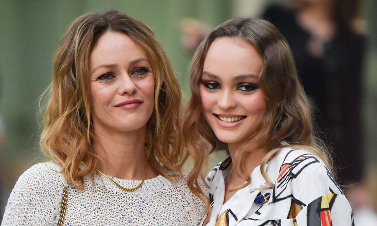 ليلي روز ديب مع والدتها النجمة الفرنسيّة فانيسا بارادي