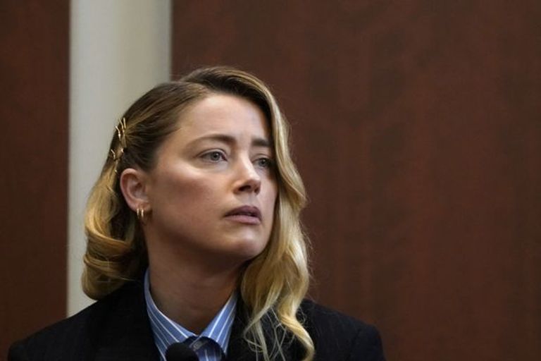 الممثلة الأمريكية آمبر هيرد في المحكمة