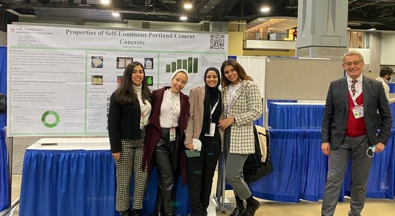 إحدى الطالبات تحمل طبقة تم تصنيعها من الخرسانة المطورة