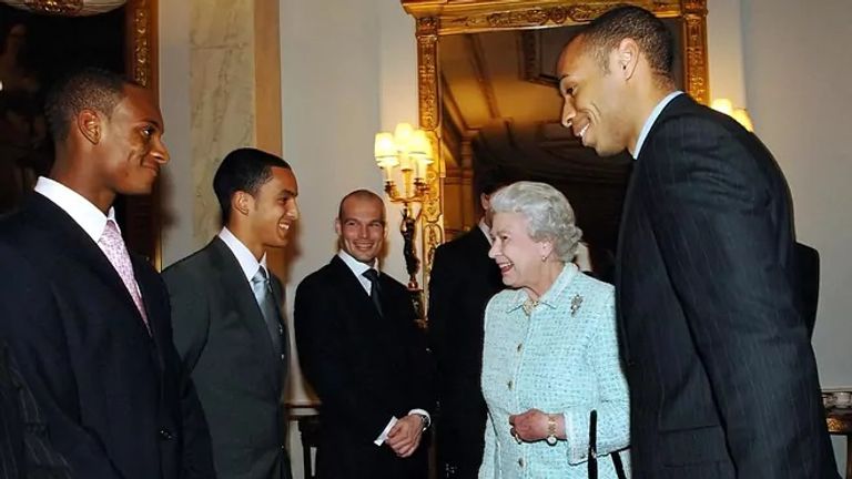 الملكة مع نجوم أرسنال الملكة إليزابيث مع ديفيد بيكهام