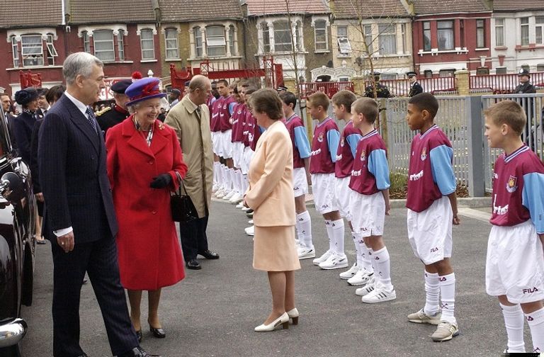 وست هام في استقبال الملكة الملكة إليزابيث مع ديفيد بيكهام
