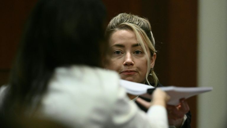 المحامية كاميل فاسكيز تحتضن الممثل الأمريكي جوني ديب