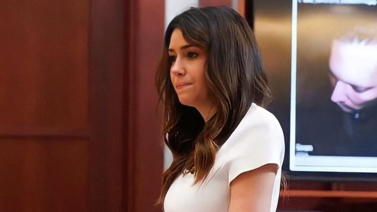 المحامية كاميل فاسكيز تحتضن الممثل الأمريكي جوني ديب