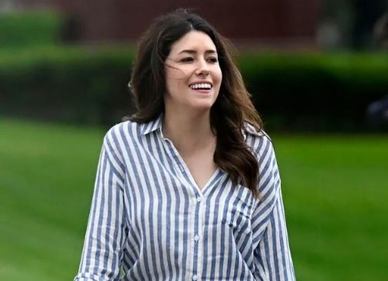 المحامية كاميل فاسكيز تحتضن الممثل الأمريكي جوني ديب