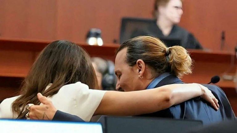 المحامية كاميل فاسكيز تحتضن الممثل الأمريكي جوني ديب