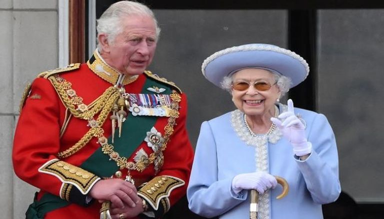 الملكة إليزابيث تلوح للجمهور وبجانبها الأمير تشارلز 