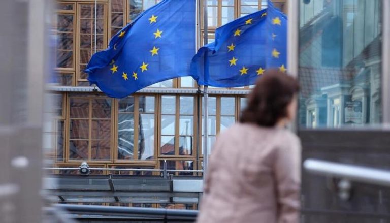 علم الاتحاد الأوروبي يرفرف خارج مبنى المفوضية الأوروبية في بروكسل