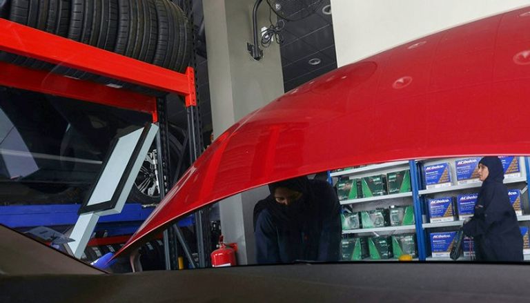 سعودية تصلح إحدى السيارات في ورشة بجدة