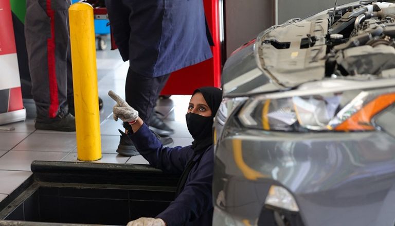 سعودية تصلح إحدى السيارات في ورشة بجدة