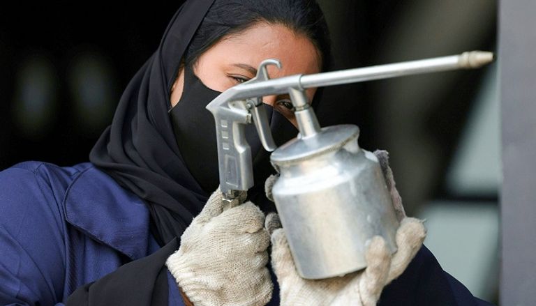 سعودية تصلح إحدى السيارات في ورشة بجدة