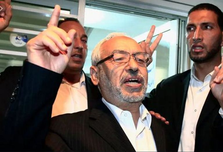 راشد الغنوشي زعيم إخوان تونس محتجون يرفعون شعارات تطالب بضرورة محاسبة الإخـوان - أرشيفية