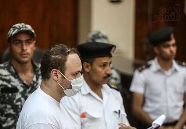 صورة لهيئة المحكمة في أثناء النطق بالحكم