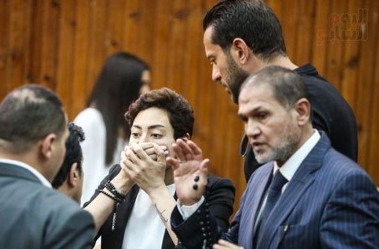 صورة لهيئة المحكمة في أثناء النطق بالحكم