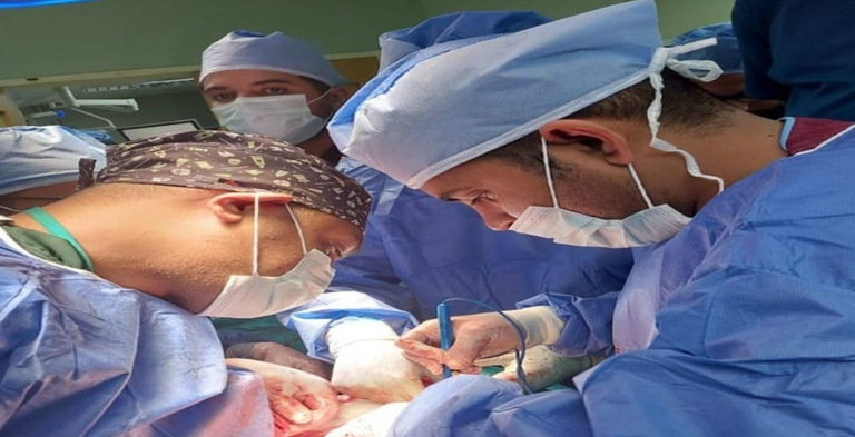 الأطباء المشاركون في الجراحة