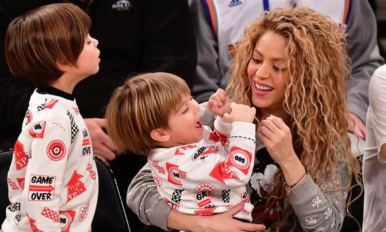 شاكيرا وبيكيه مع طفليهما - أرشيفية