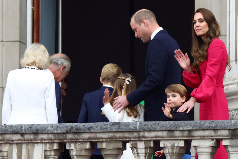 الملكة إليزابيث تطل من شرفة قصر باكنجهام في نهاية الاحتفال البلاتيني