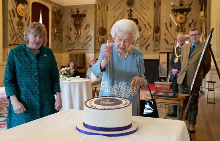 الملكة إليزابيث والمطرب إيد شيران