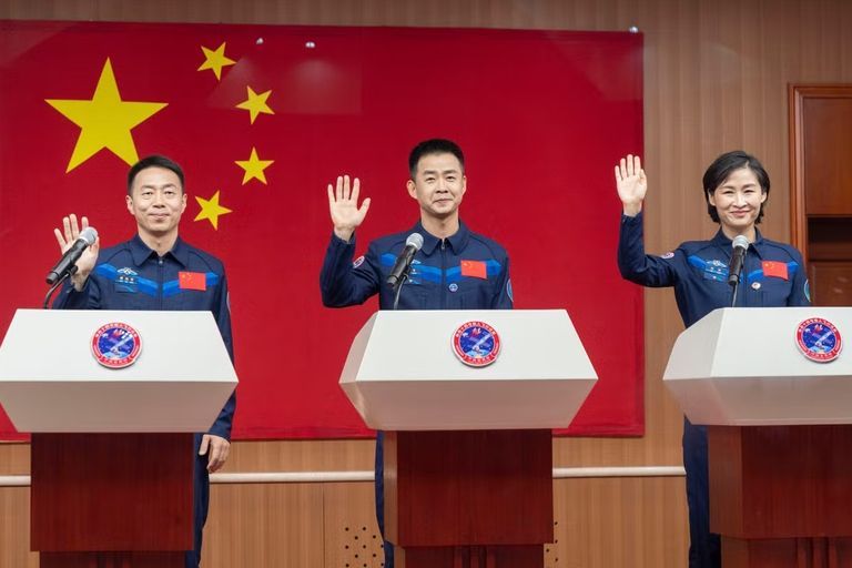 لحظة إطلاق صاروخ لونج مارش-2 إف إلى الفضاء