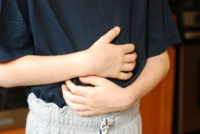 طفلة تعاني آلام القولون العصبي