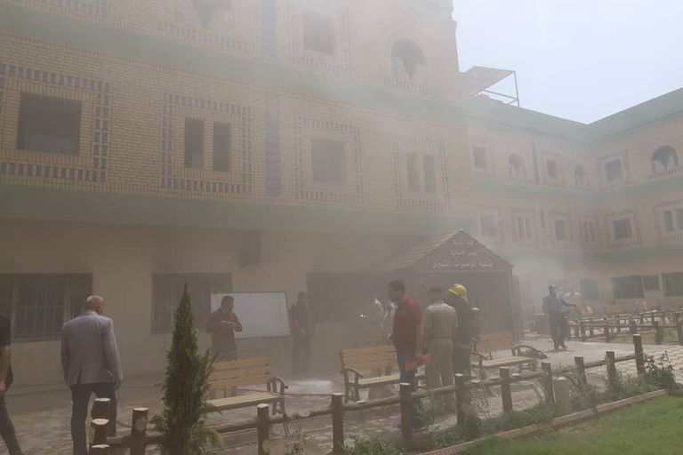 الدخان يتصاعد من مبنى داخل جامعة واسط