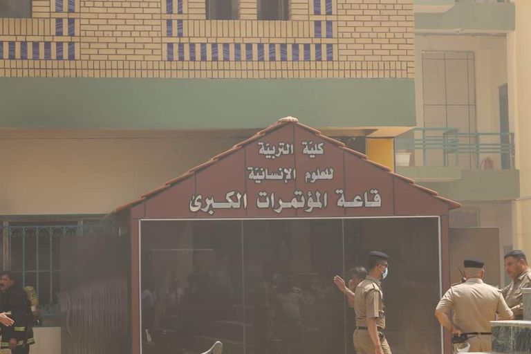 الدخان يتصاعد من مبنى داخل جامعة واسط