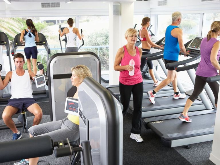 ينتشر جدري القرود من خلال القطرات التنفسية والتلامس