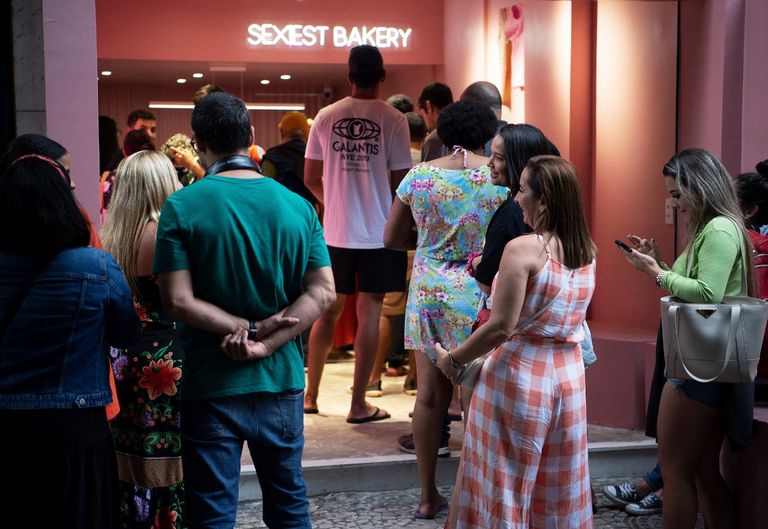 زبائن داخل متجر الحلوى الشهير