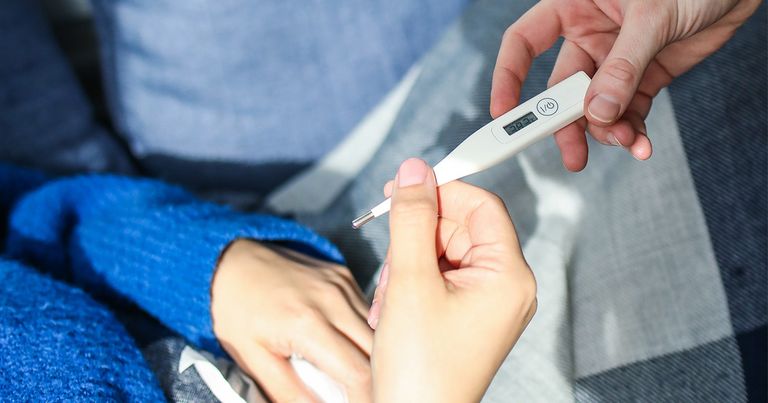 شخص يقيس مستوى السكر في الدم