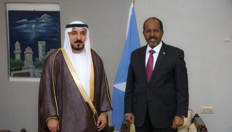 الرئيس الصومالي خلال استقباله سفير الإمارات في مقديشو