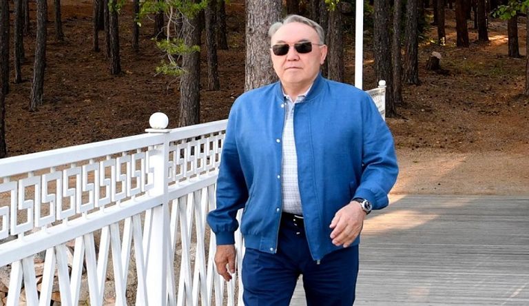 نور سلطان نزارباييف على متن رحلة بالطائرة - أرشيفية