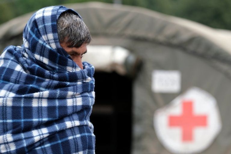 الأفغان بمخيمات البلقان لاجئون أفغان في معسكر بوندستيل في كوسوفو