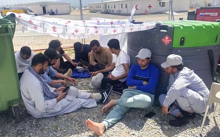 الأفغان بمخيمات البلقان لاجئون أفغان في معسكر بوندستيل في كوسوفو