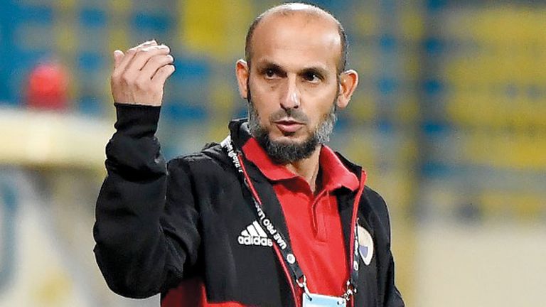 عبد العزيز العنبري مدرب الشارقة الإماراتي السابق كوزمين أولاريو مدرب الشارقة الإماراتي