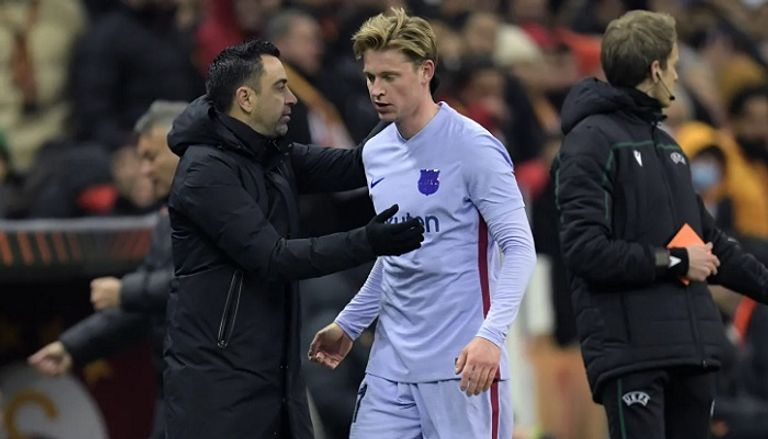 تشافي مدرب برشلونة مع فرينكي دي يونج روبرت ليفاندوفسكي مهاجم بايرن ميونيخ هداف الدوري الألماني