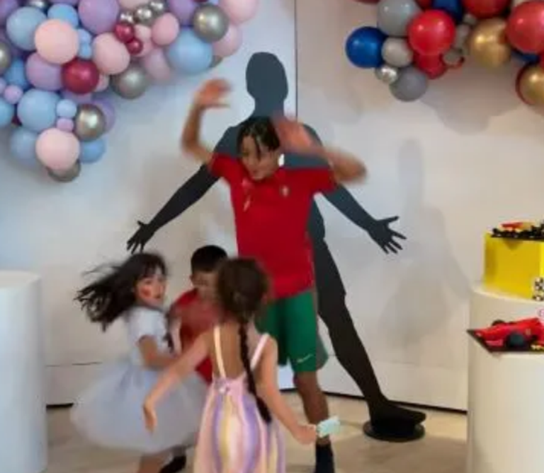 رونالدو يظهر في عيد ميلاد طفليه كريستيانو رونالدو مع أبنائه
