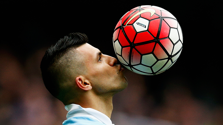 سيرخيو أجويرو ليونيل ميسي قائد منتخب الأرجنتين ضد إستونيا