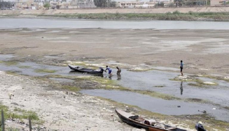 نهر دجلة في بغداد بعد انخفاض مناسيب المياه
