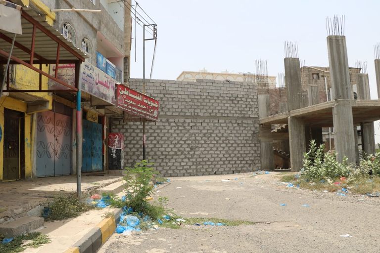 مشهد من خط الحصار شرق تعز