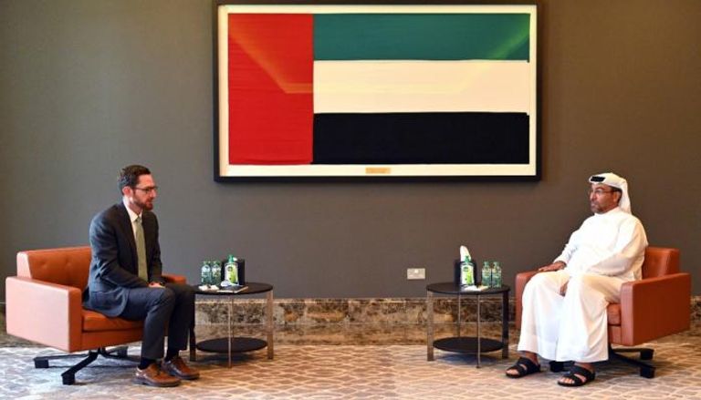 أحمد الصايغ وزير الدولة الإماراتي يلتقي الممثل الأمريكي الخاص بملف أفغانستان