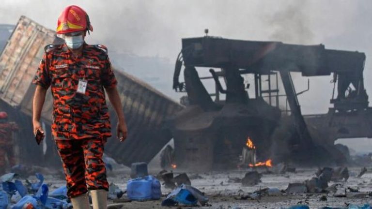 حريق مستودع حاويات في بنجلاديش