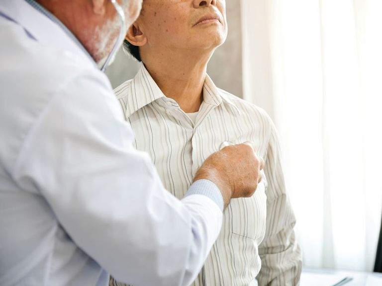 طبيب يكشف على مريض شخص يعاني من آلام القلب