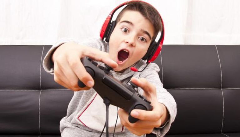 طفل يمارس ألعاب الفيديو - أرشيفية