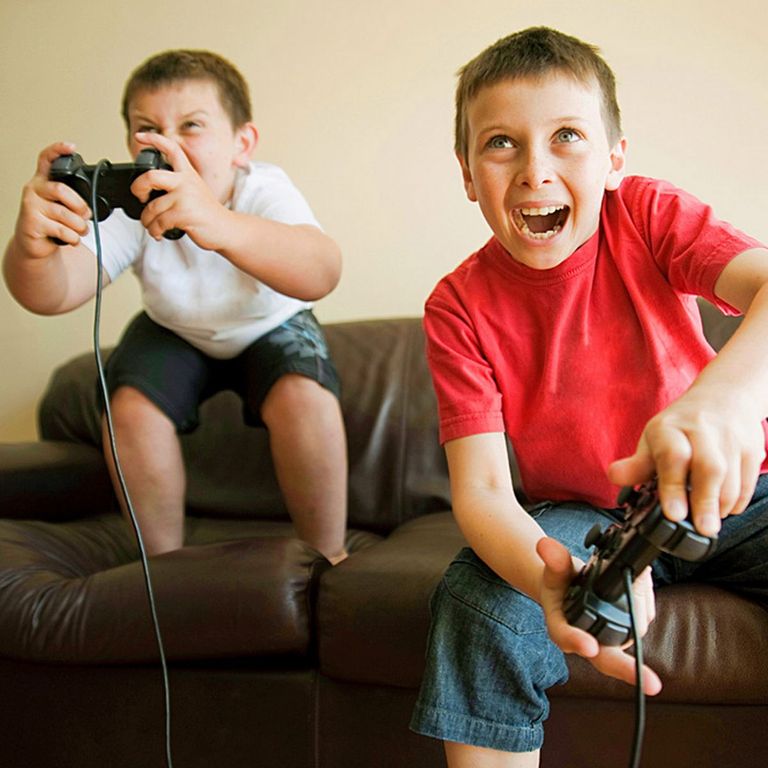 طفل يمارس ألعاب الفيديو - أرشيفية