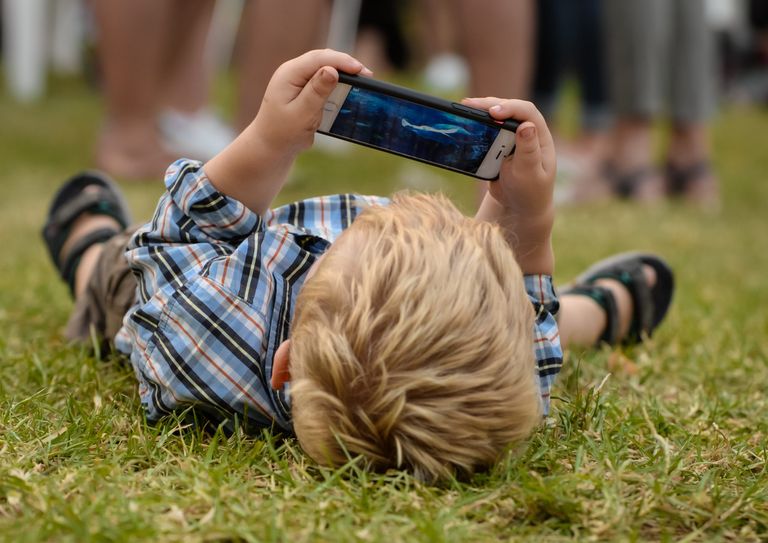 طفل يمارس ألعاب الفيديو - أرشيفية